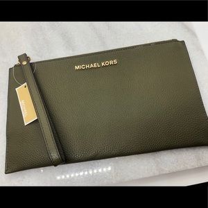 Michael Kors Wristlet in olive green